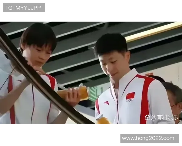 萨利巴热情鼓励约克雷斯携手庆祝展现球队温情与拼搏氛围